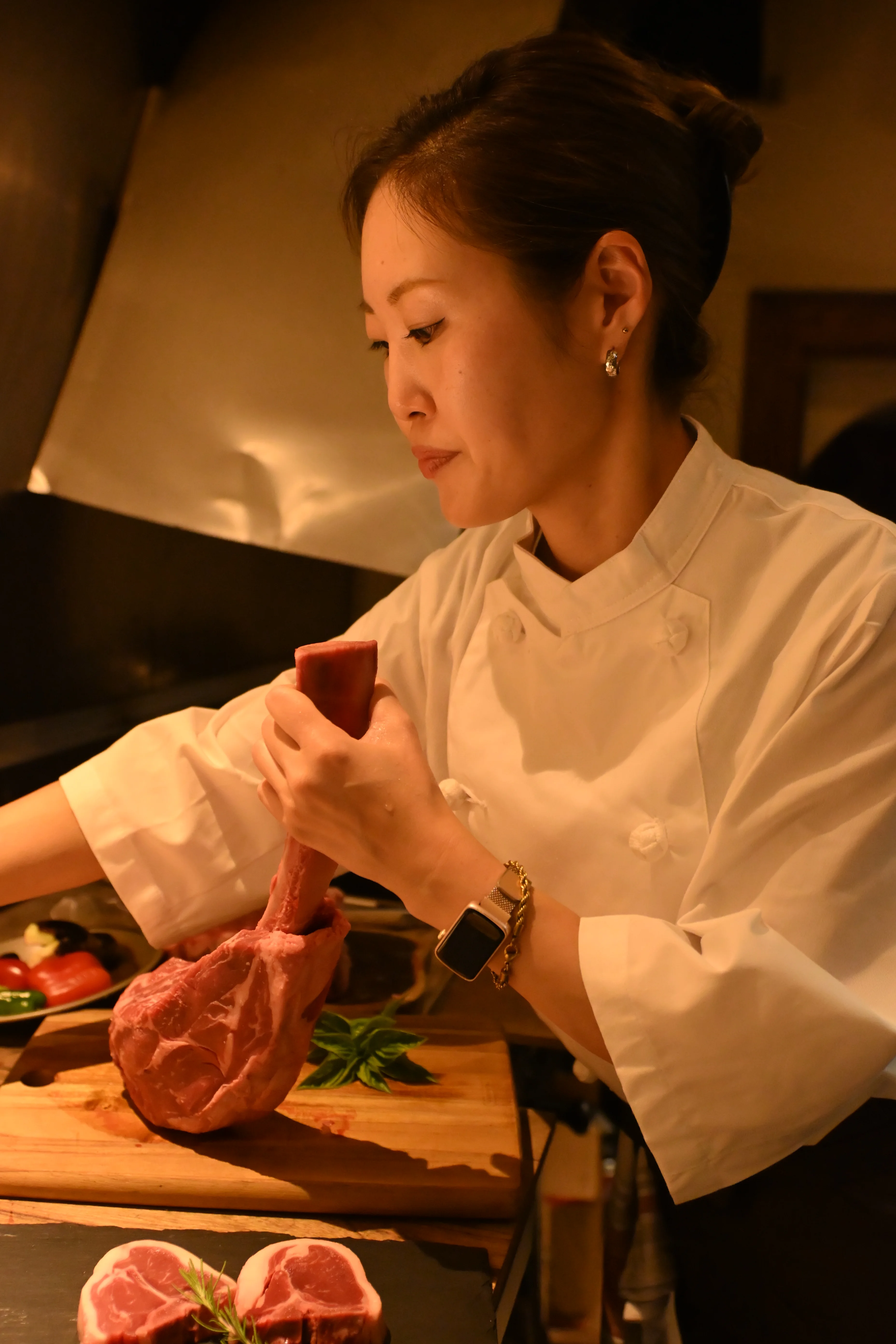 骨付き肉を仕込む店主